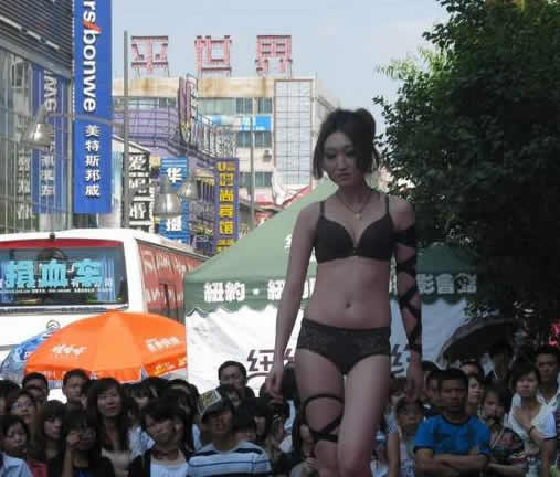 某市亚泰富苑内衣秀 亮瞎你的眼（图）